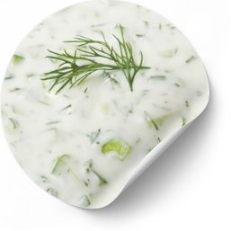 Frisches Tzatziki mit Joghurt, Gurken und Dill