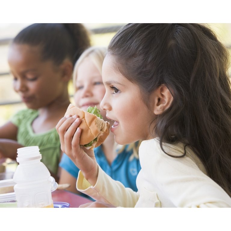 Kinder genießen gesunde Mahlzeiten im Kita-Catering